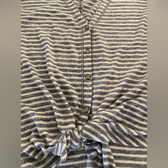 Women’s Abercrombie & Fitch size xs,blue white striped buttons down front,vneck - Picture 2 of 3